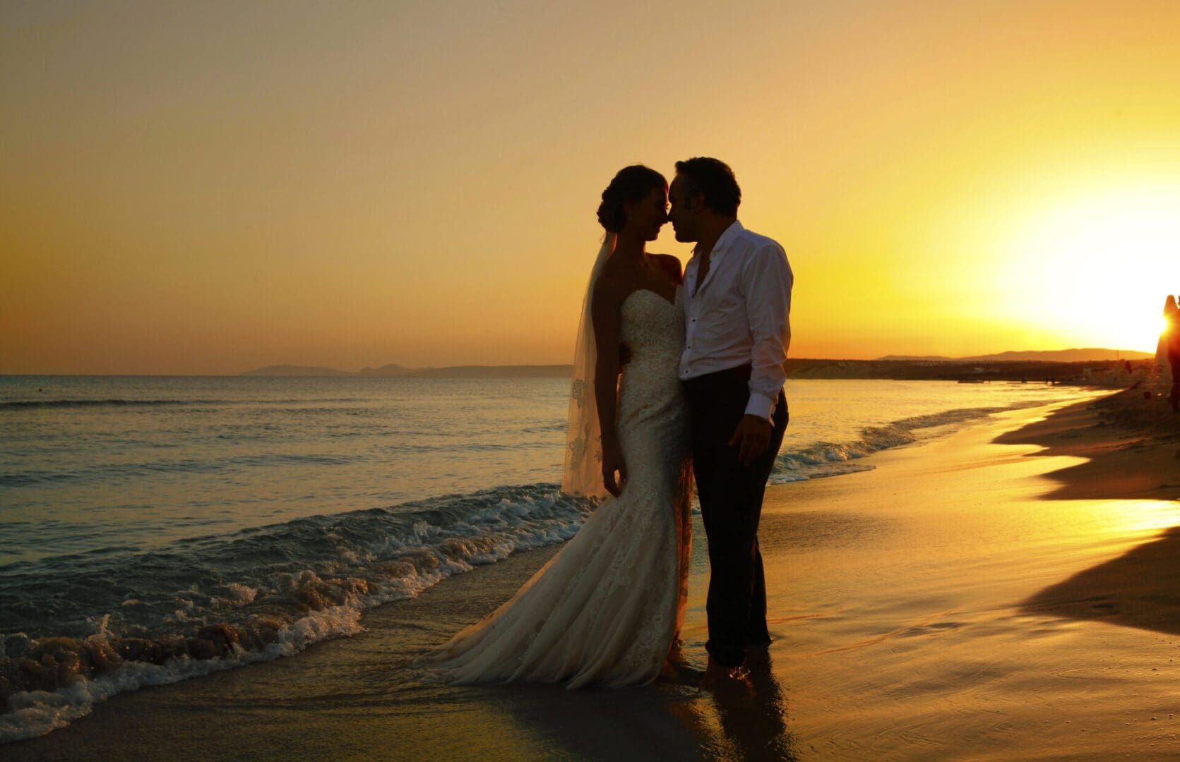 BRIDE AND GROOM SUNSET ON THE BEACH scaled