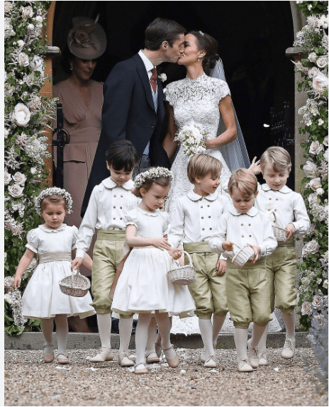 BRIDE AND GROOM WITH FLOWWER GIRLS 