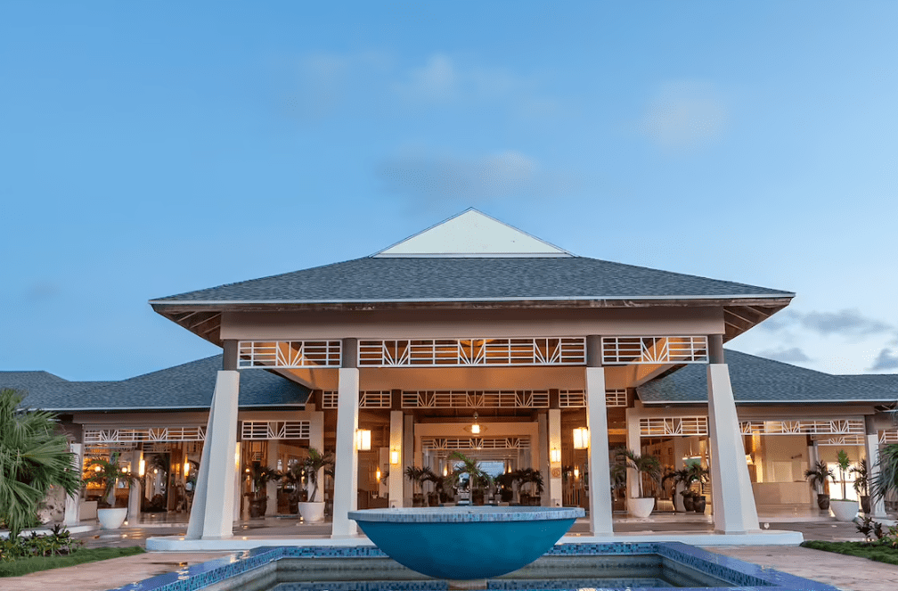 Resort entrance with a fountain.